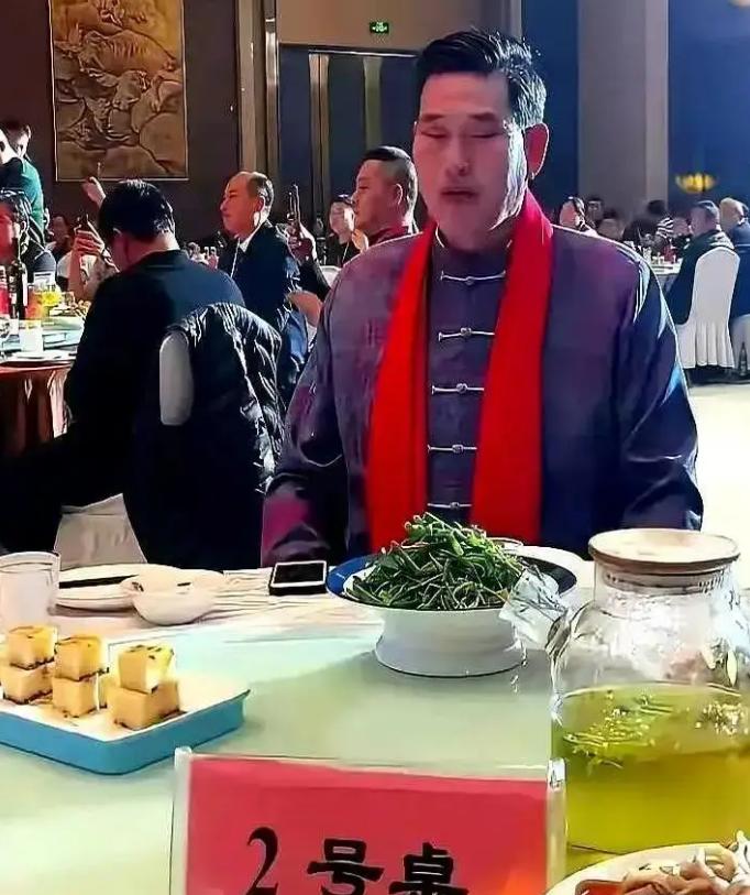 商演结束，主办方一声不吭把他安排在二号桌，旁边全是陌生面孔，大衣哥朱之文一言不发