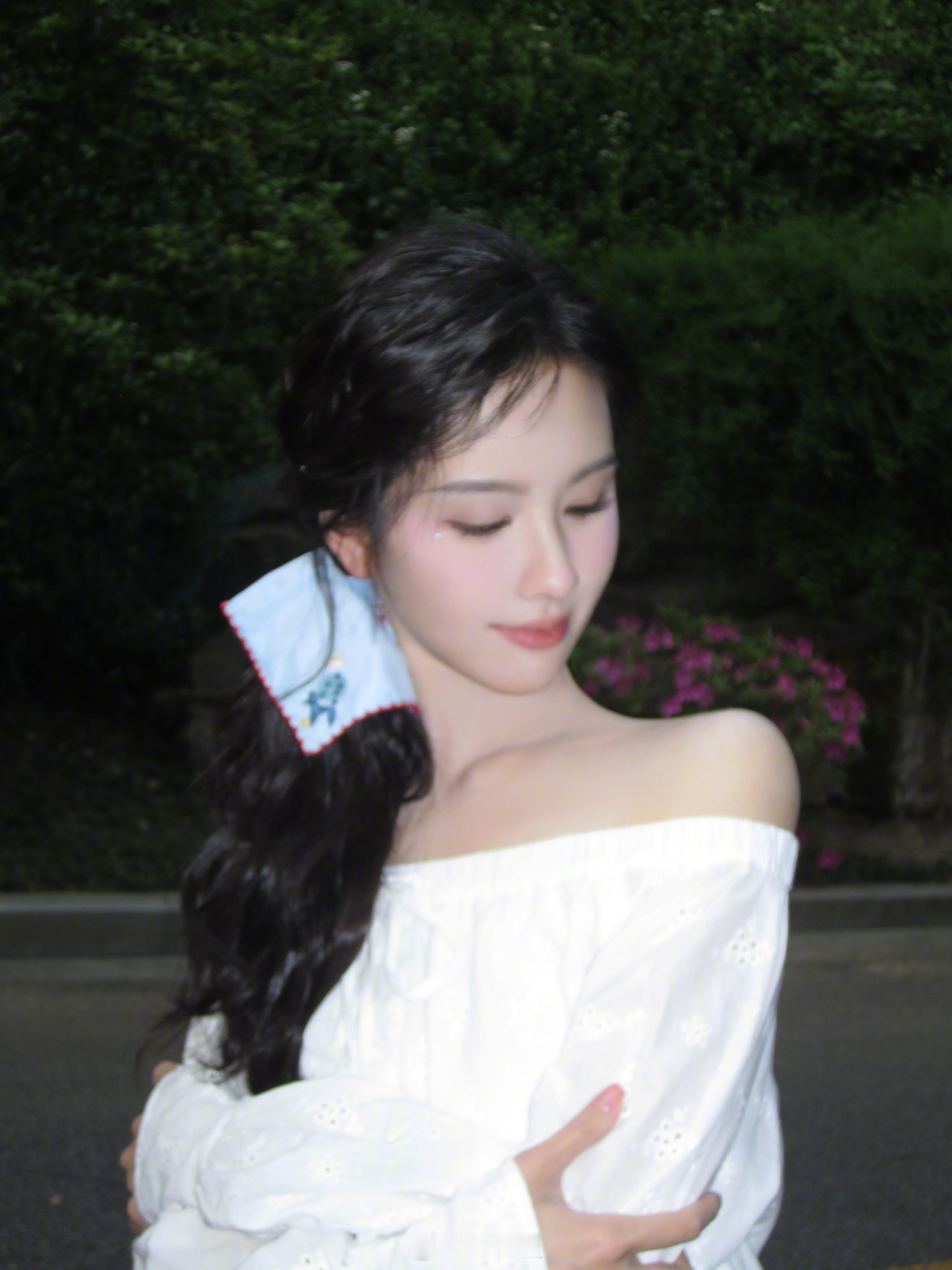陈都灵散步plog和嘟嘟开启散步模式，她往那一站，就是夏日傍晚最美的风景
