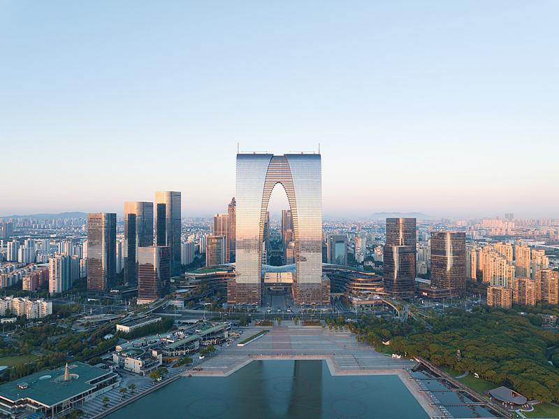 韩国国土面积约10.04万平方公里，江苏陆域面积10.72万平方公里，两地体量基