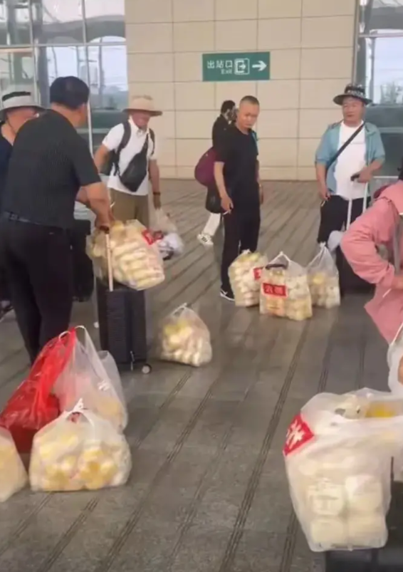 河南洛阳蒸馍咋恁好吃哩？叫人家外省人一下子买800个带回家，这不是害人家吗？近