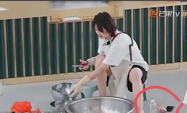《中餐厅》县城少奶奶忙着端架子，华为二公主姚安娜埋头干活，富二代人设高下立判..
