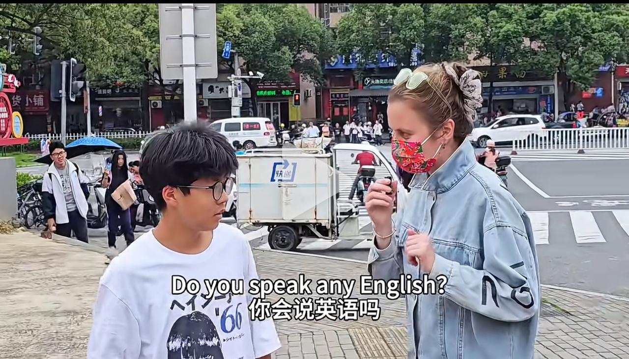 一名外国英语视频博主在国内随机采访中学生，用英语问：你会说英语吗？中学生略有