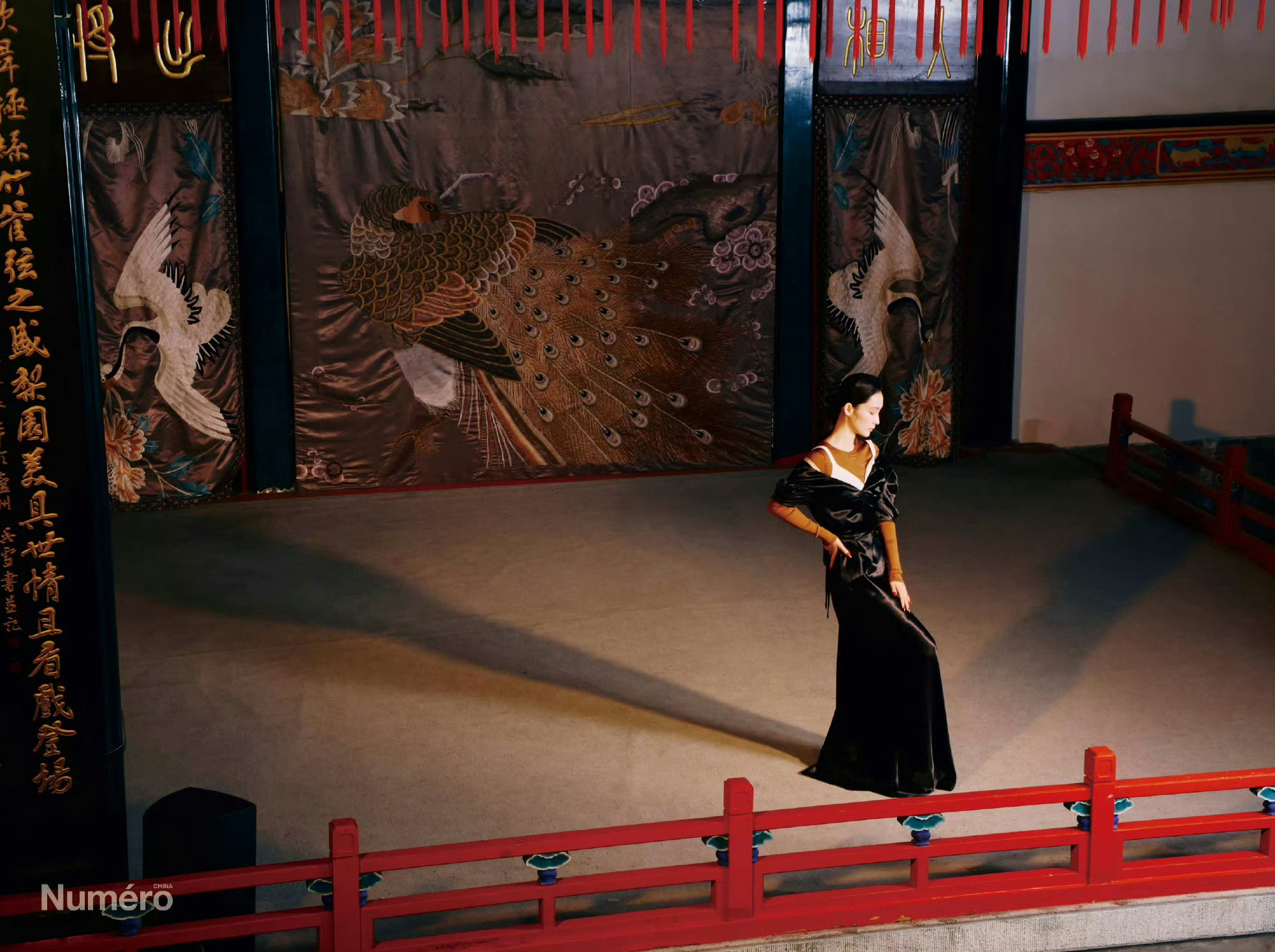 李沁身穿MiuMiu新装登上大都市冬季刊封面，继费加罗、时装女刊之后再度迎来分