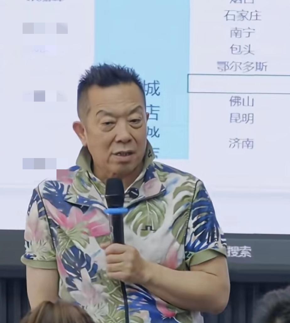 男人年龄越大，领子立的越高？贾总现在彻底火了，网友们发现他喜欢把领子立起来