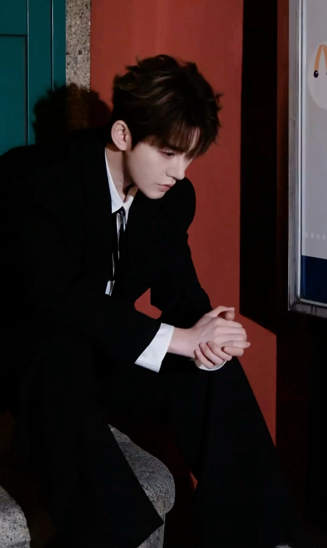 邓为尖叫之夜出图，王子来啦闪耀澳门！这身段，这肩宽，这帅脸，太权威了！每次穿西装