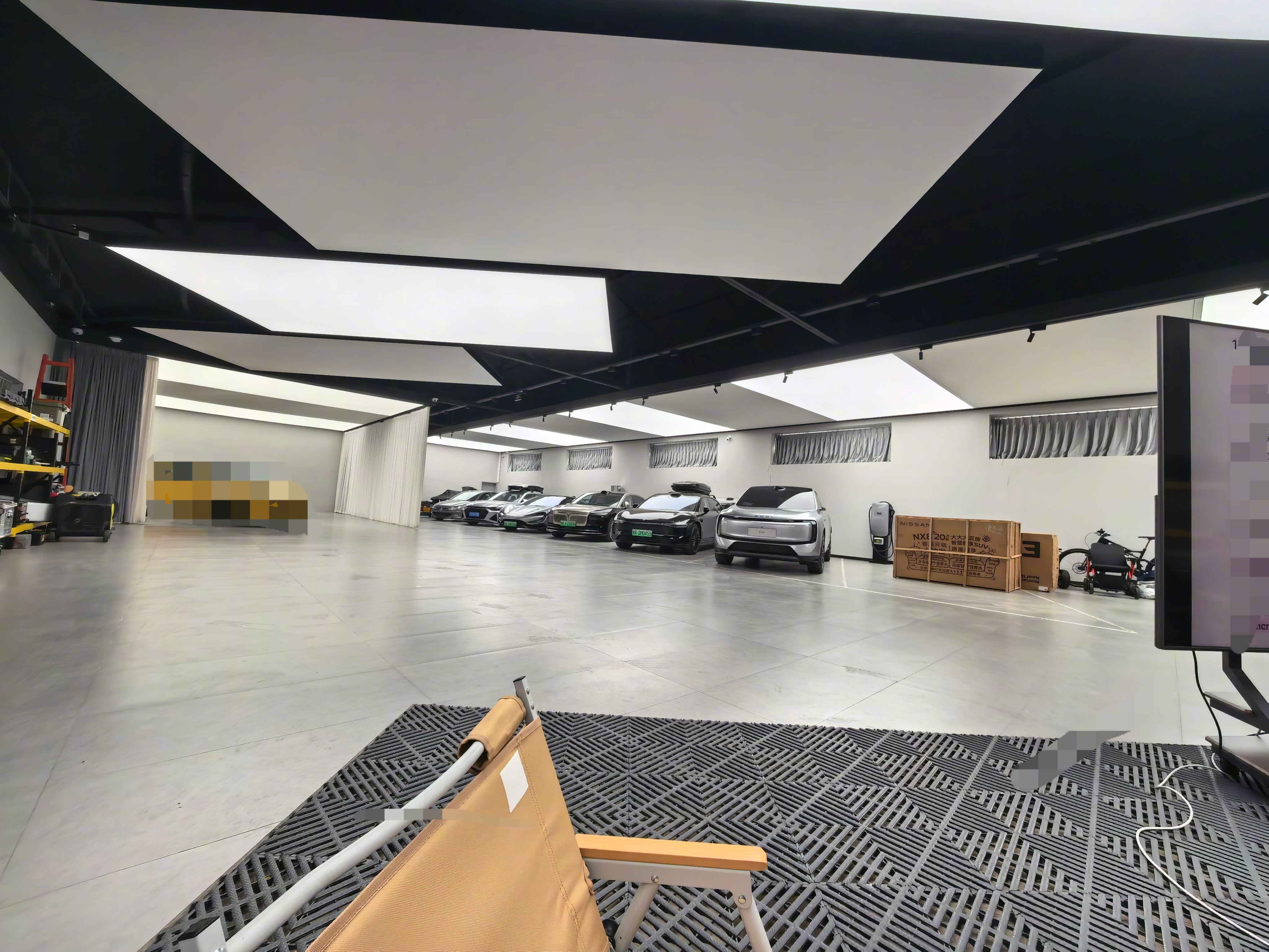 周六继续车库开公司会。我就不喜欢公司会议室开会，太小，在车库开会才舒服，豁亮。