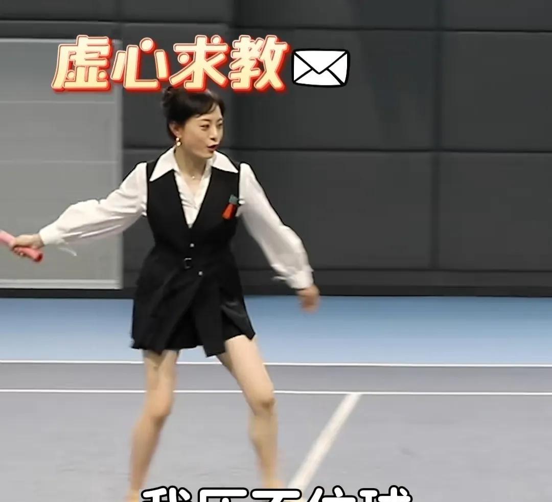 孙俪在剧组拍摄拉着教练陪自己打网球，她一边打还一边分析自己的不足，结果打了半天，