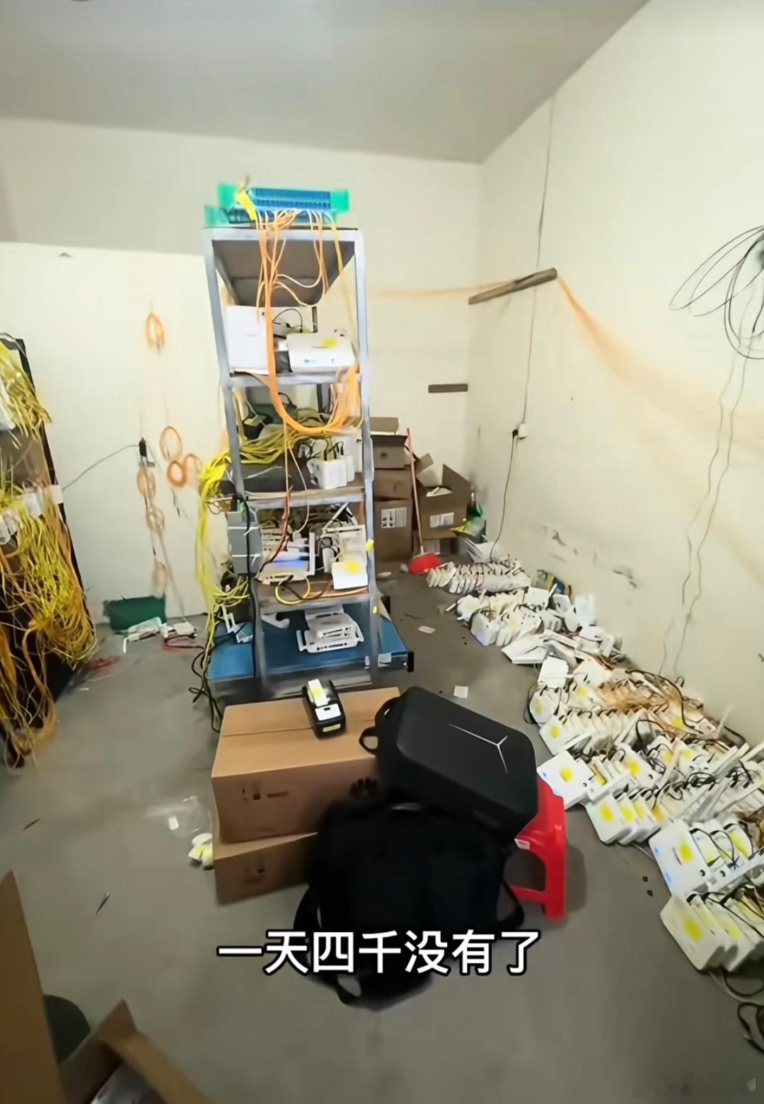 这就是跑PCDN机房，一个屋子装一百多条宽带，聚合带宽后卖给互联网公司。不过这样