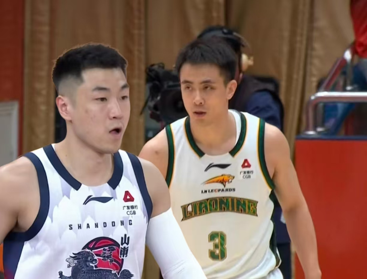 辽宁男篮客场对阵山东，这场实打实的硬仗，完全就是五五开的局面！输赢拼的...