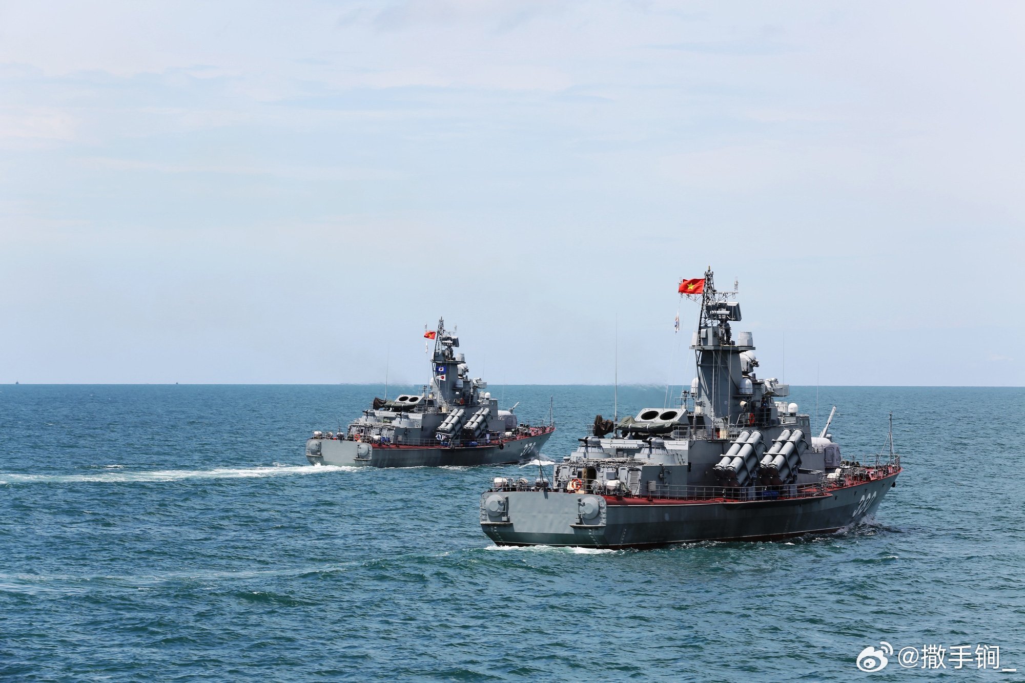 越军Molniya级12418型导弹艇出海训练。此级为毒蜘蛛级改进型，满排540