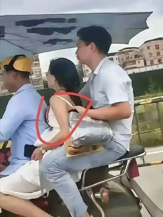 摩的司机:不要用你的糖豆顶我的背，影响我骑车速度