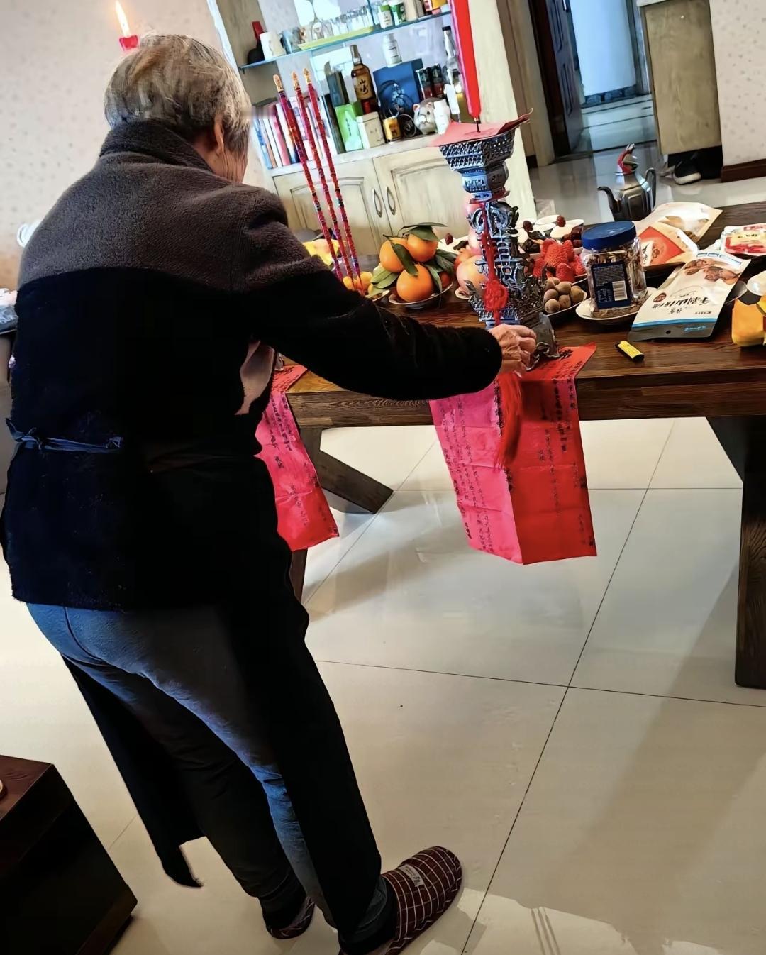 孩子发烧了，医院治了一周没见好。婆婆找来个“高人”做法，结果当晚就退烧了。这事搁