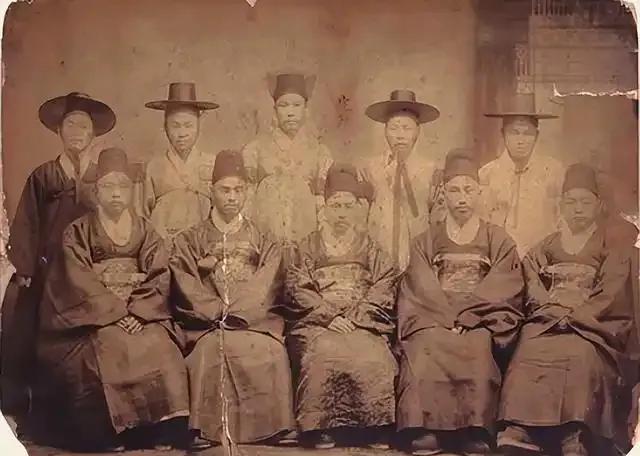 作为藩属国，朝鲜被清朝拿捏得死死的。乾隆儿子永琏死了，朝鲜得素服七天；等谥号定