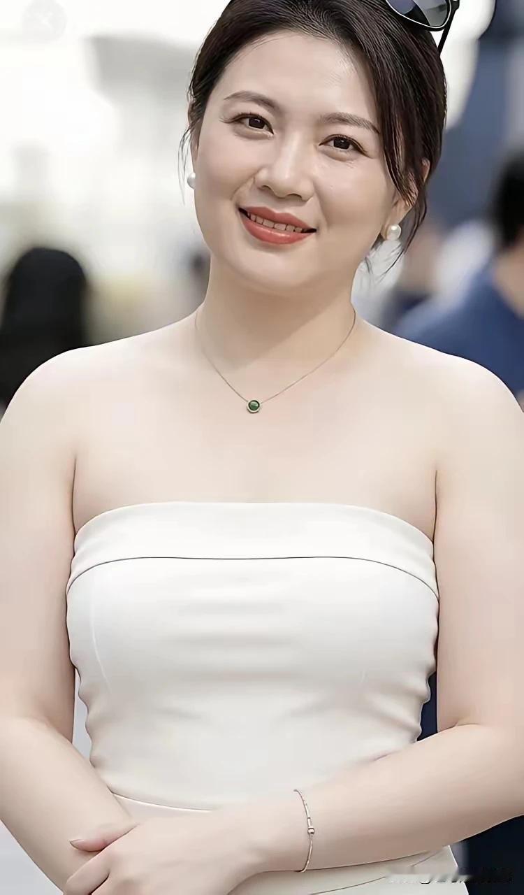 白头方知青春好，风华正茂已难找。余生不再求富贵，平安是福乐逍遥。