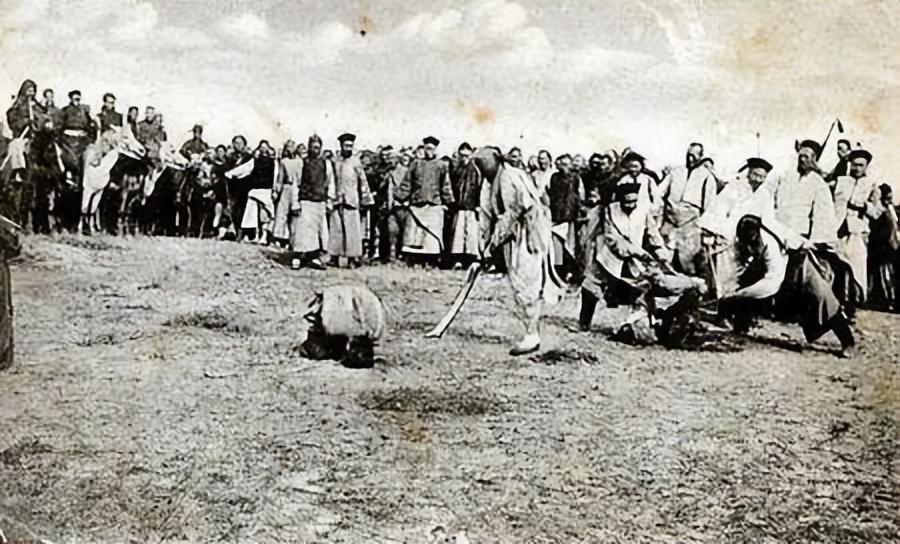 1862年6月4日，在河南延津的一片开阔地气氛肃穆，清军开辟出一块刑场地，近30