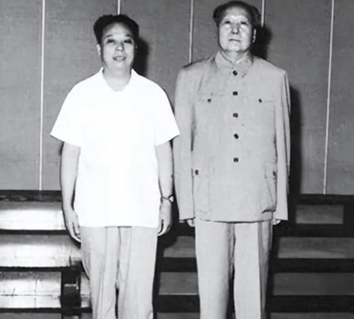 他是汪东兴的副手，曾任中央警卫团首任团长，1976年后却销声匿迹！1976年1