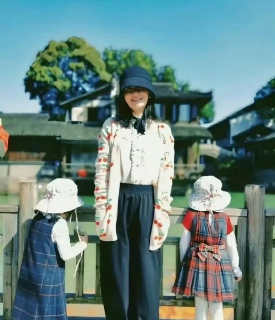 谢娜：请不要将镜头对准未成年孩子！！！原来，当天八卦媒体偷.拍了谢娜带8岁双