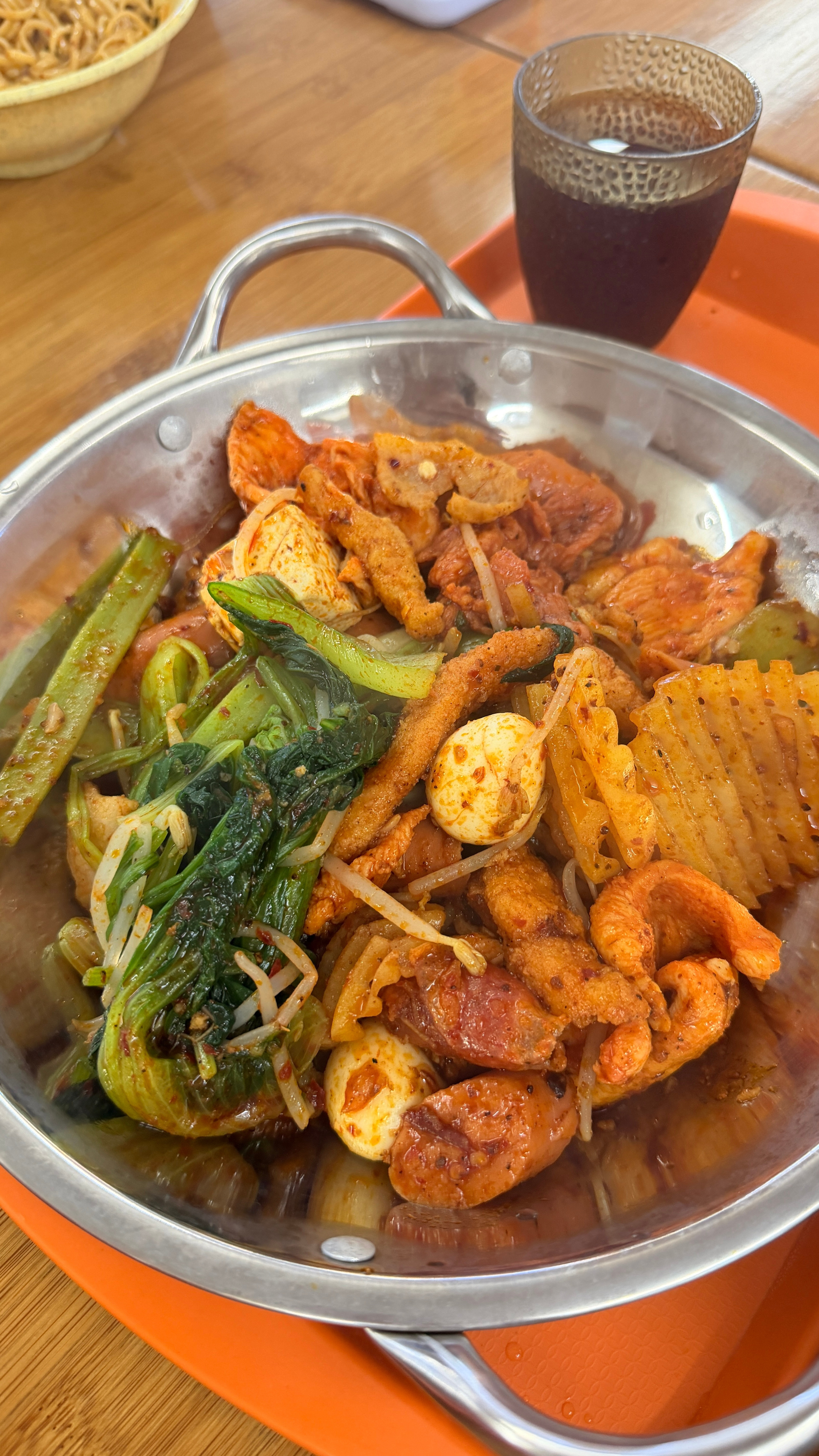 我在美院食堂吃麻辣烫好怀念大学的物价啊～一大个凤梨才12块钱！杭州·中国美术学