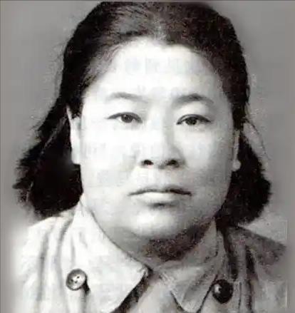 [点赞]1933年，许世友听说部队有一位武当出身的女侠，便想要切磋一番，他迈着
