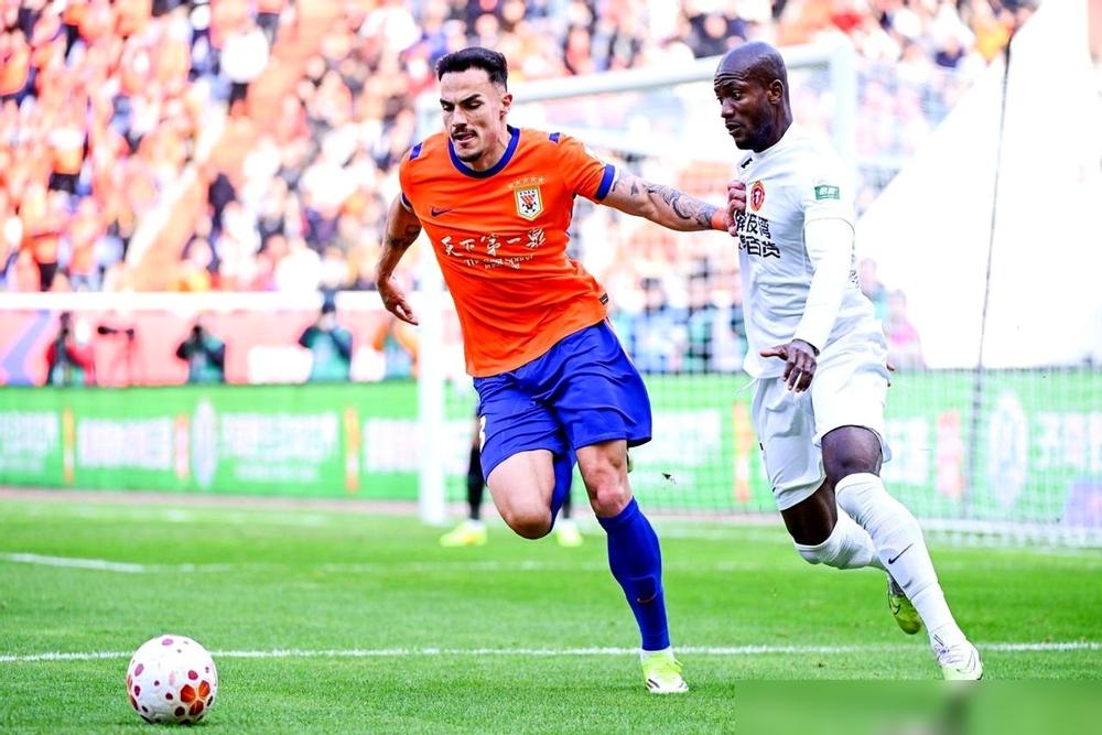 泰山队2-1拿下国安，这场球看得真提气。新来的外援阿尔瓦罗，表现是真不赖。