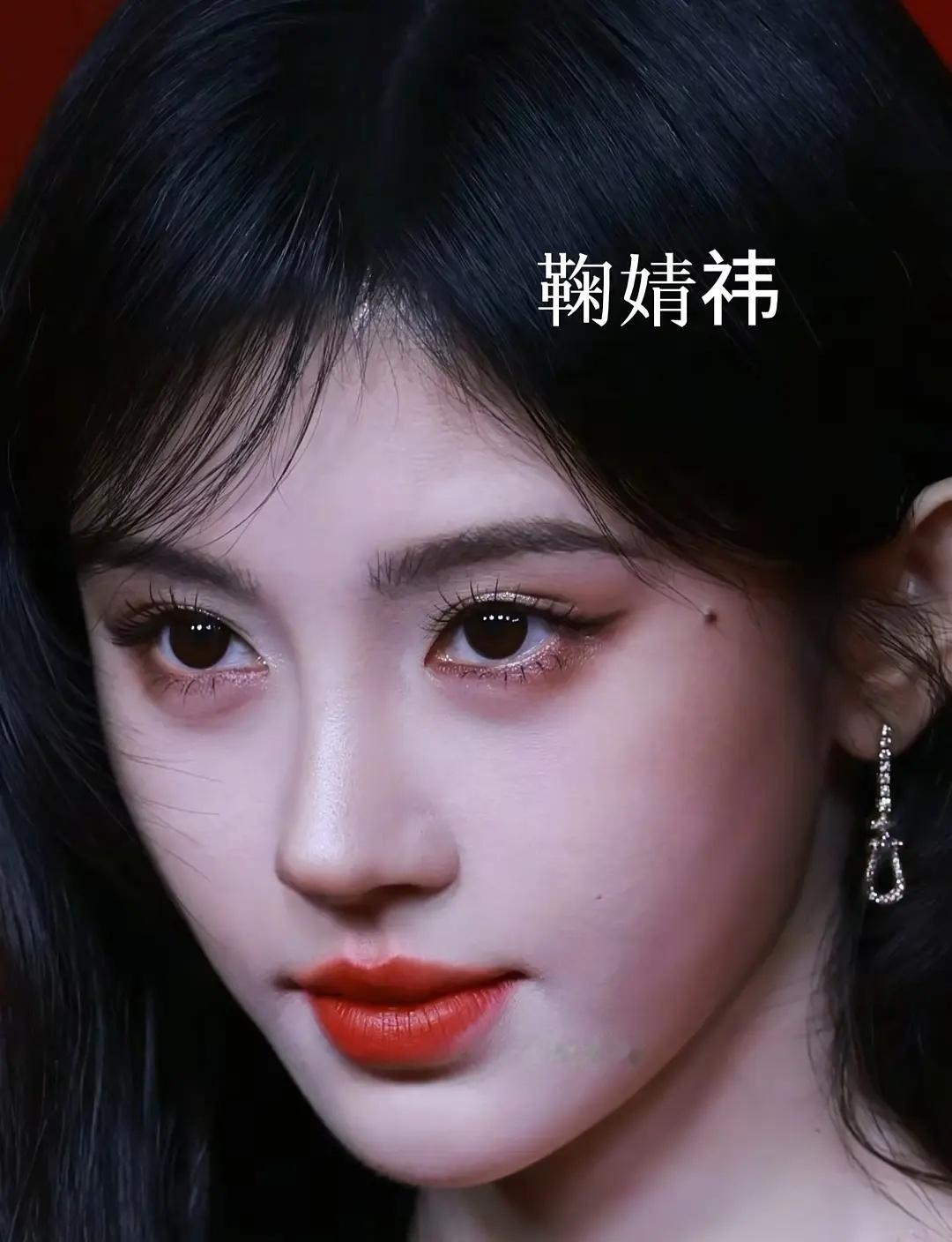 鞠婧祎生图免检的原因找到了她本身皮肤状态就很好，正常看压根看不到毛孔只有放大才