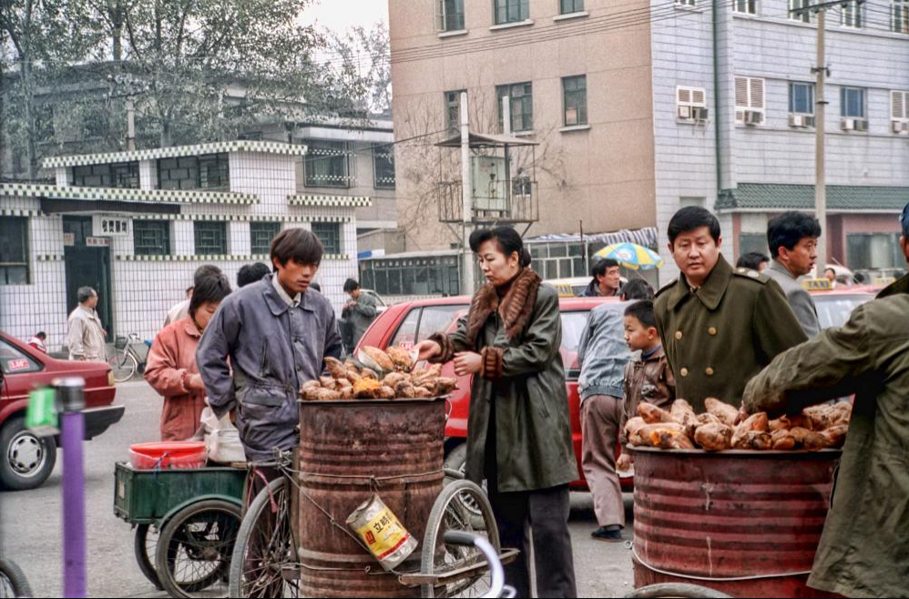 1997年，北京街头卖烤红薯的小贩，都是一样的油漆桶。