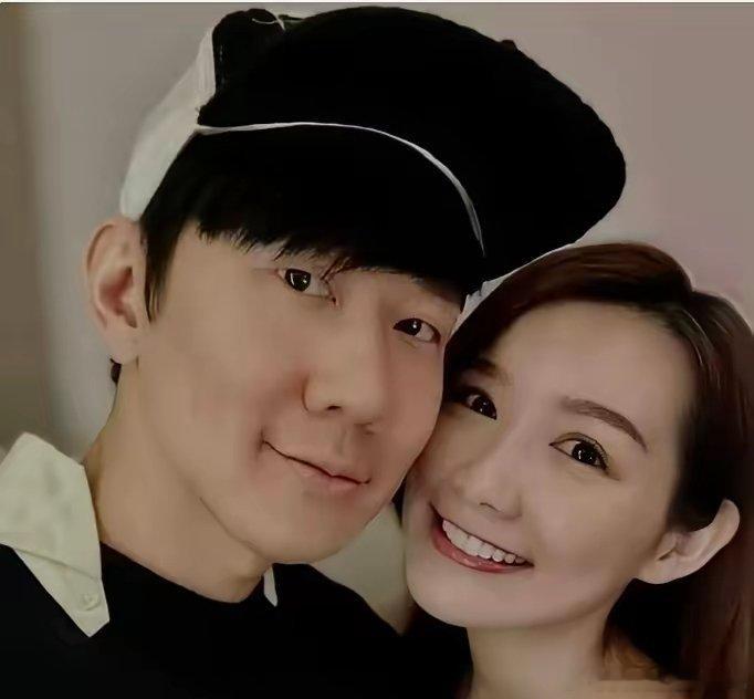 林俊杰前女友发声，原来两人2019年就在一起了！前段时间，林俊杰官宣新女友77，