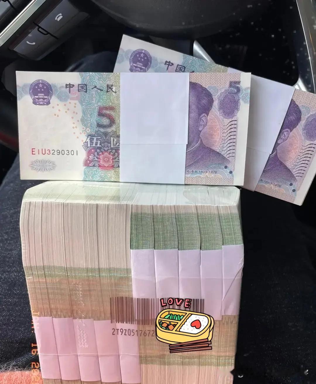 快过年了，我妈又暗示我，让我去银行给舅舅家换一万块的新零钞，我直接摊牌了，“妈，