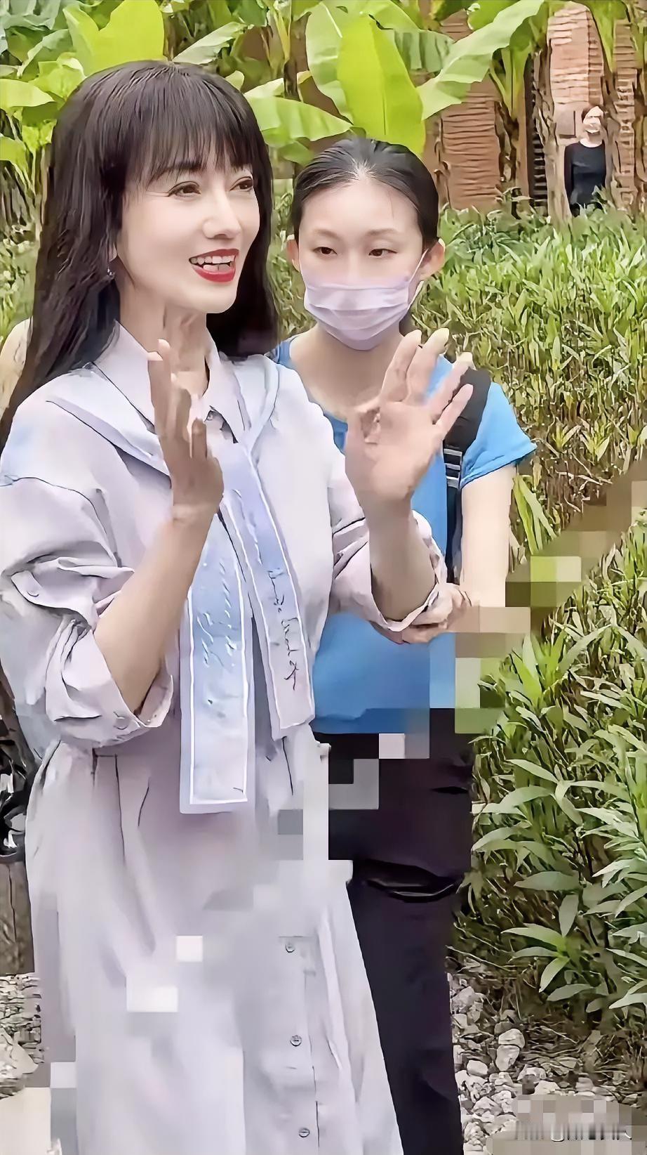 这天中午我刷短视频，瞧见赵雅芝顶着三十五六度太阳出席活动的画面，忍不住拉着奶奶念