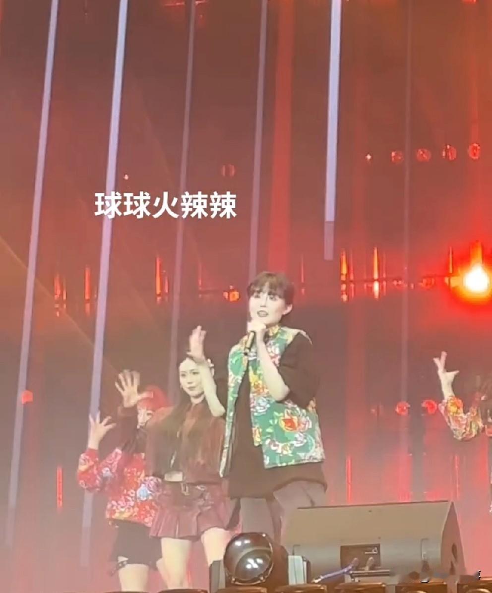 小胖说球球只要发力干综艺其他二人转就等着挨饿，就连辛巴都不能跟球球抗衡！