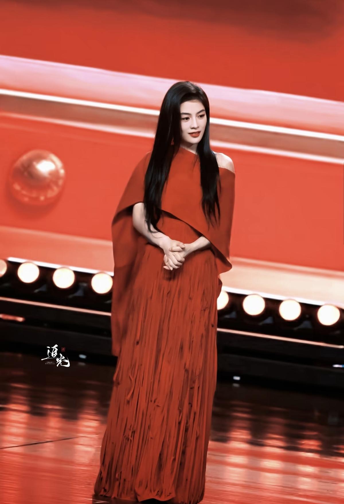 谁懂陈丽君这股“松弛贵气”！微博之夜红毯上，她身着红裙静静伫立，斗篷遮不住挺拔姿