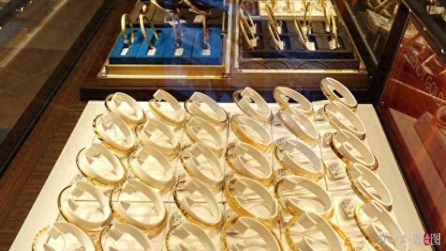 金价突破3700美元! 年轻人用“奶茶钱”攒金, 老玩家手握几公斤“黄鱼”