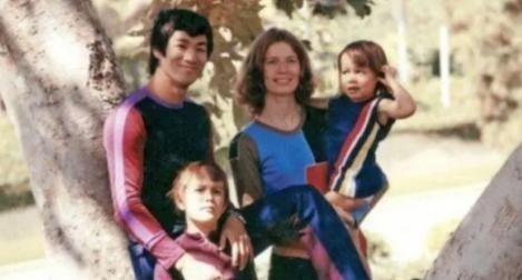 1973年7月20日，李小龙刚刚去世，徒弟汤姆就光速和新婚妻子离婚，然后追求自己