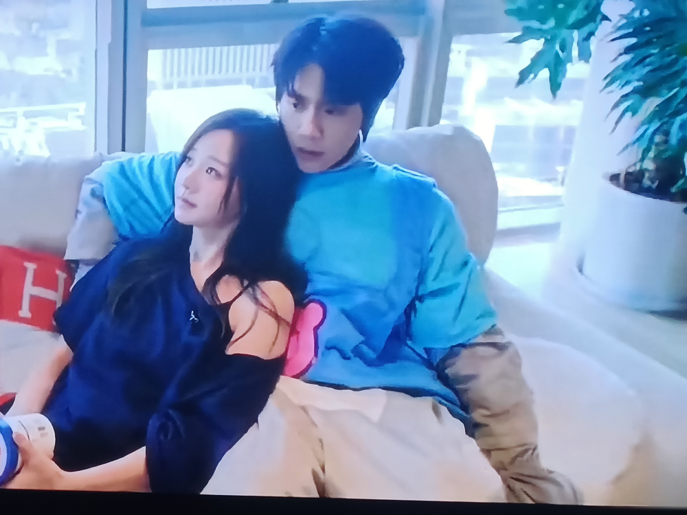 连刷三部剧，前两部让我直接弃了，《无可替代》第一集就把我钉在沙发上。赵今麦剪了齐耳短发，全程原声，演