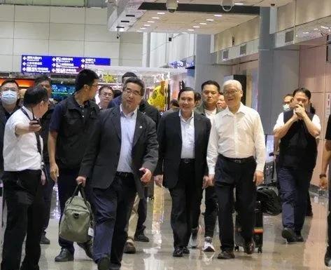 马英九率大九学堂台湾地区青年赴大陆参访14天，昨天晚间返抵桃园机场，国民党副主席