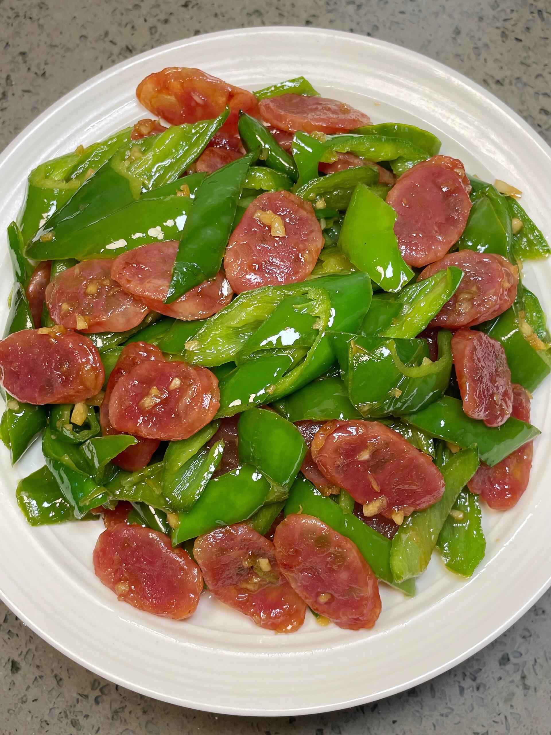 青椒炒腊肠｜香辣入味，下饭神器✨谁懂啊！青椒炒腊肠真的太对味了，没有复杂操作，