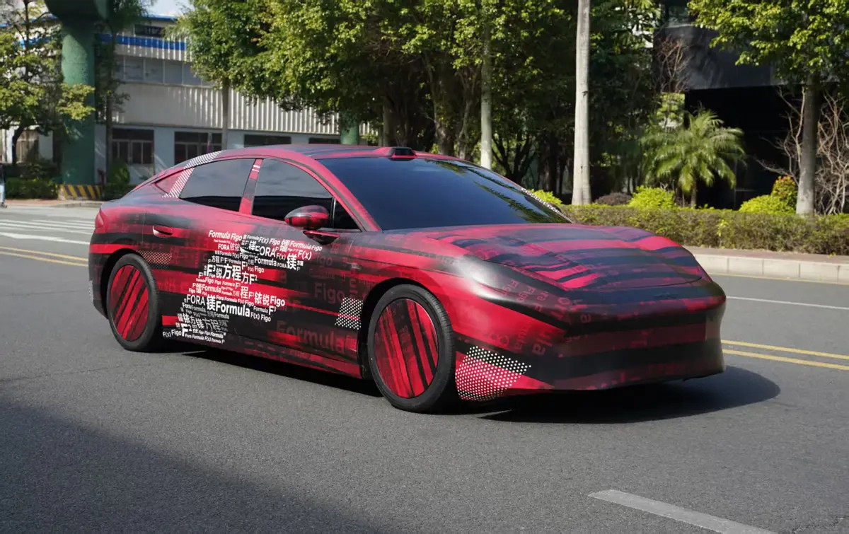 车若初见方程豹新车谍照图曝光，车身印花挺逗的，好像把网友征名列成方程式了，没有