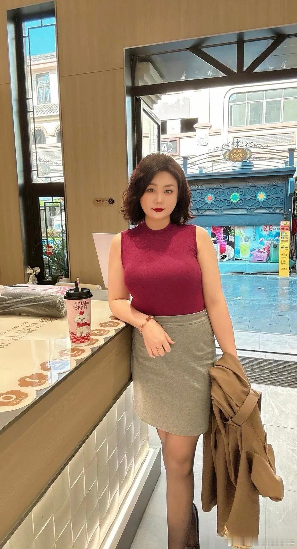 穿搭时尚穿搭今天穿什么ootd酒红色无袖体恤搭配灰色制服短裙很有迷人韵味