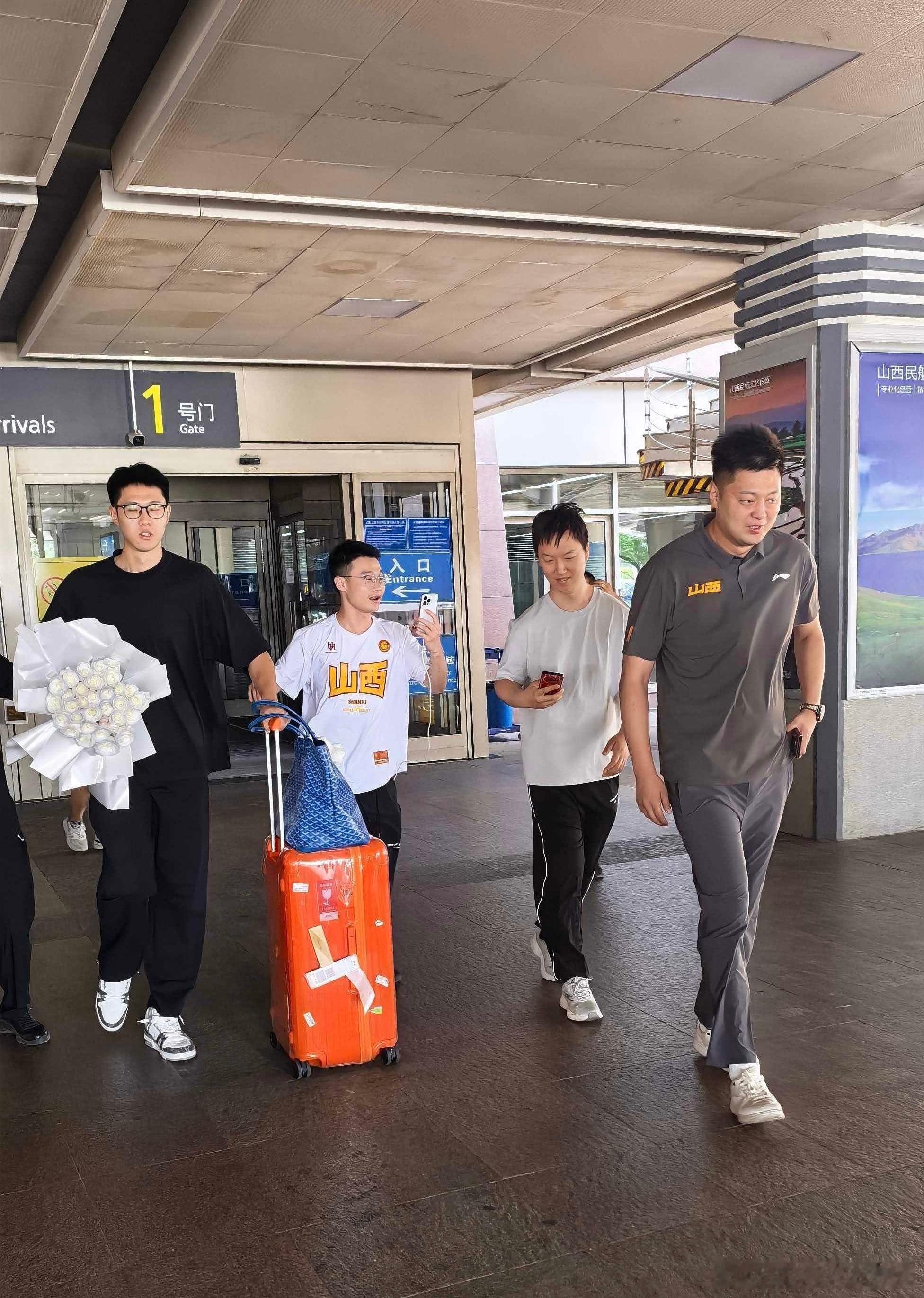 广厦的赵嘉仁已经正式转会山西，并和球队汇合。山西队也迎来了他们青睐的锋线投手。