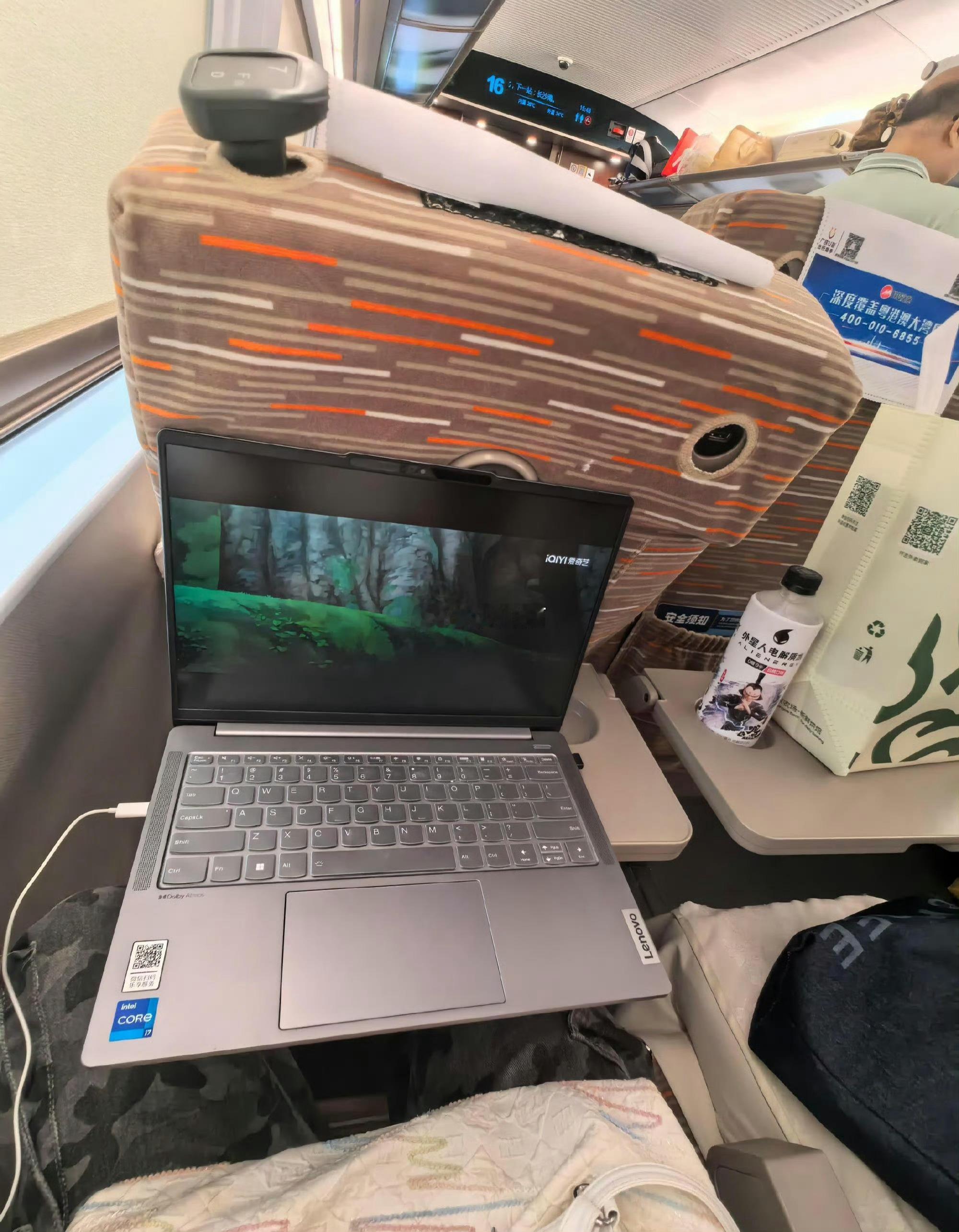 高铁上还是注意点分寸吧