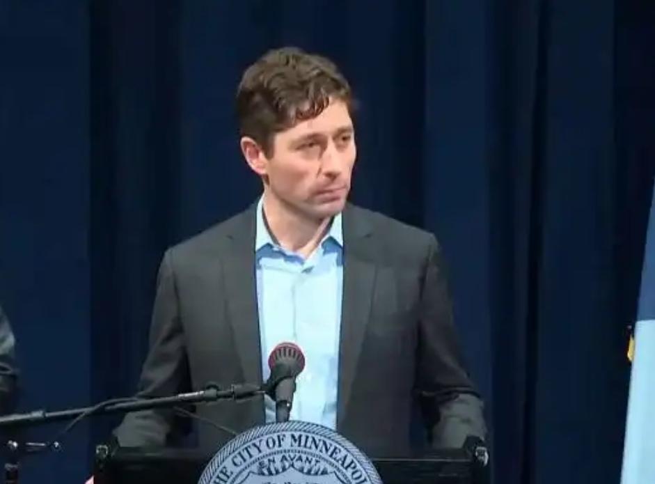 家人们快看美国本土乱成啥样了！1500名美军伞兵已经进入警戒状态，随时可能被派到