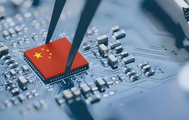 中美芯片之争，美国浪费了四年才发现自己上当了，在这四年中，中国采用你打你的，我打