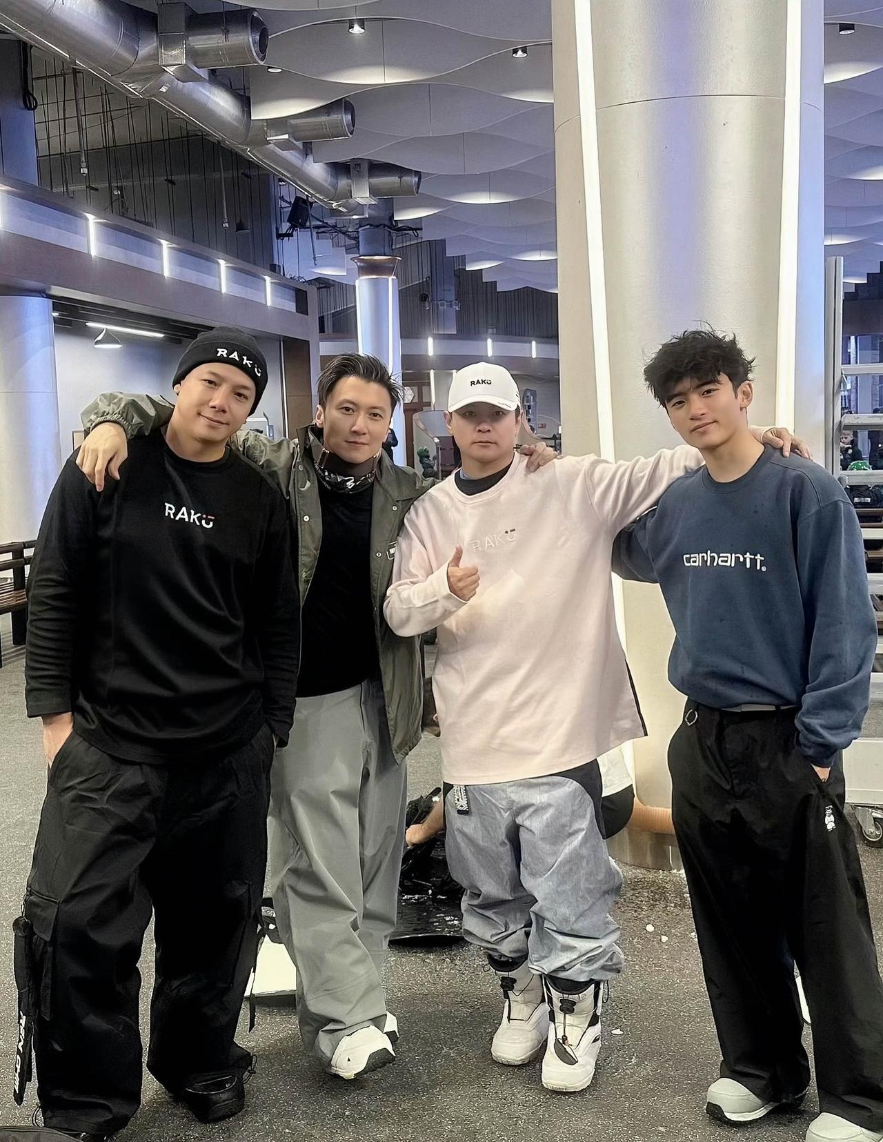 8月26日，吴永伦晒与谢霆锋父子的合影，并配文：“SkiDubai🏂​​