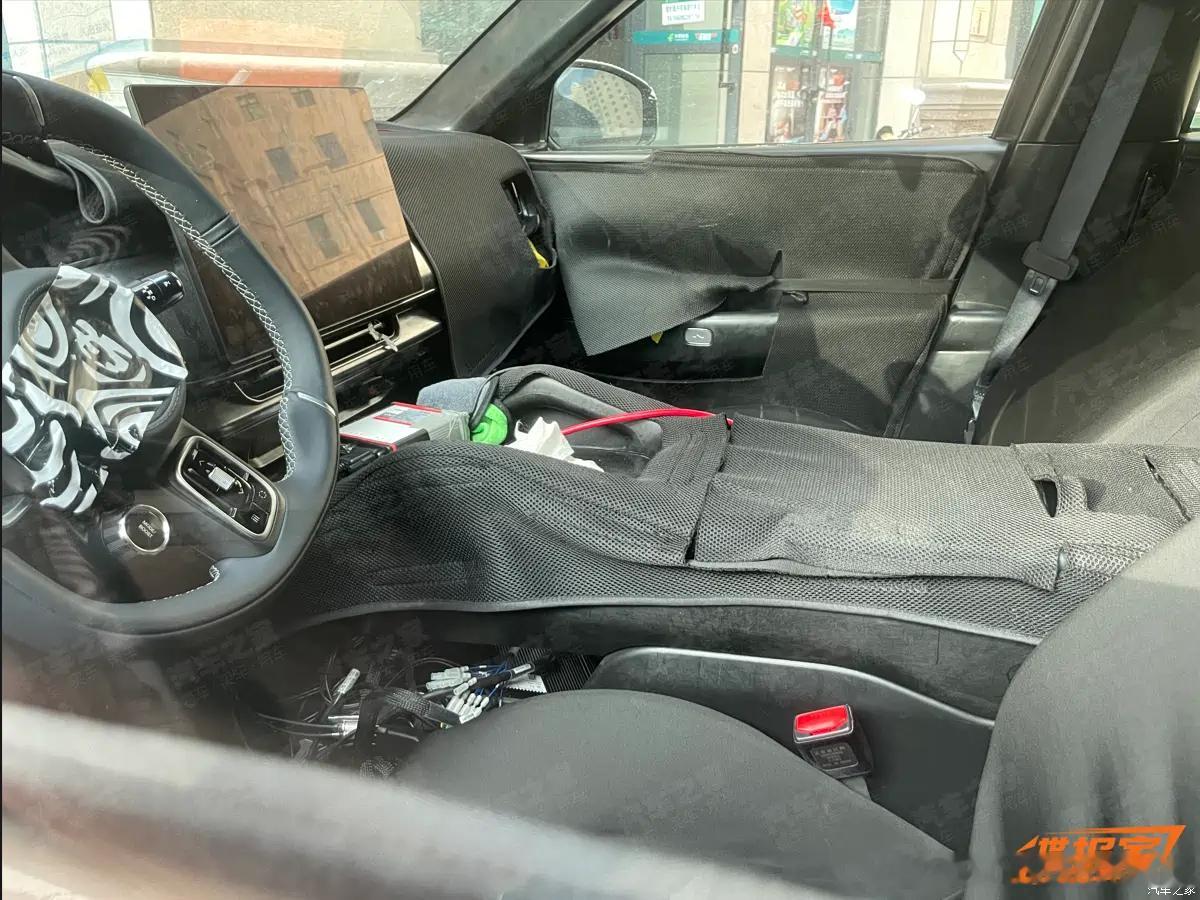 极氪8X的内饰终于也有谍照露出了，可以看到整体的布局，相较极氪7X和9X依然有着