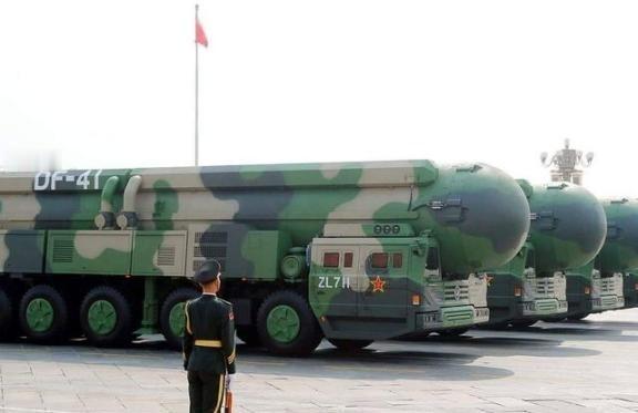 中国核弹头产量暴增，发射井遍地开花？西方舆论，已经炸锅。外媒疯传，中国核弹头生产