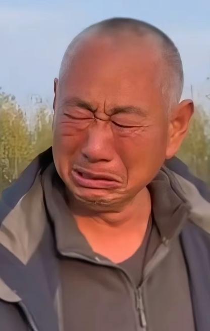 泪目！母亲离世7日后，儿子去给母亲烧完纸后，走时哭着走着，一步一回头哭着喊着：“