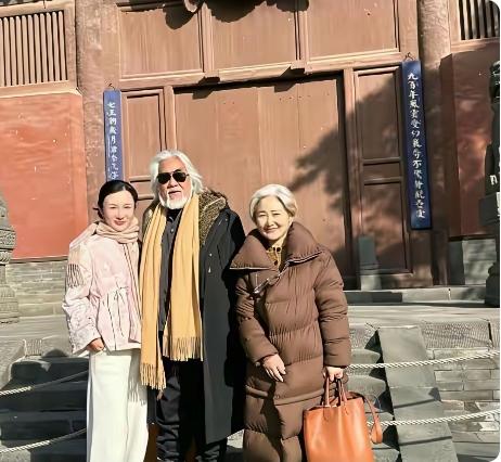 大导演张纪中，果真拥有一颗大心脏，结婚以后，张大导演天天晒恩爱照，这不，又带着