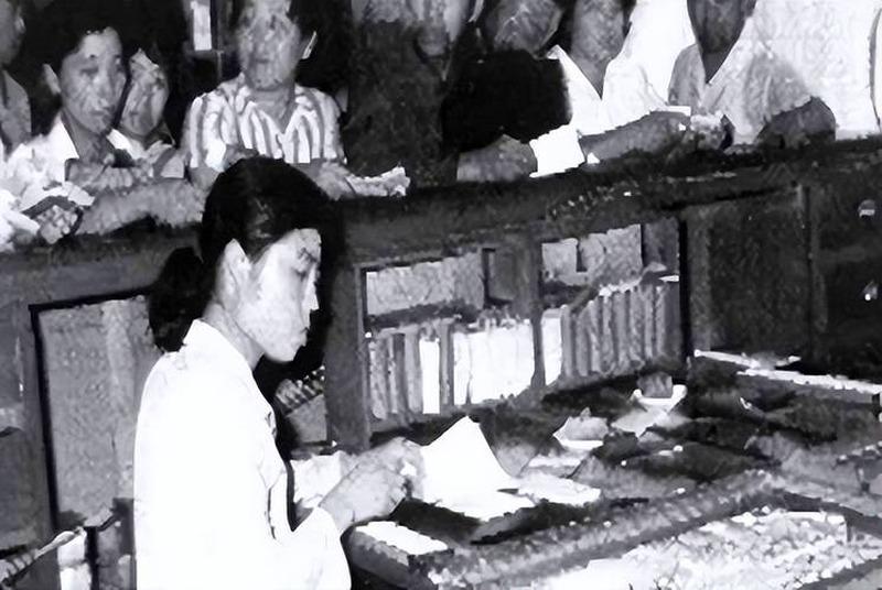 1963年，张家口矿山机械厂女会计李杨拎着16000元工资从银行出门，然后消失了