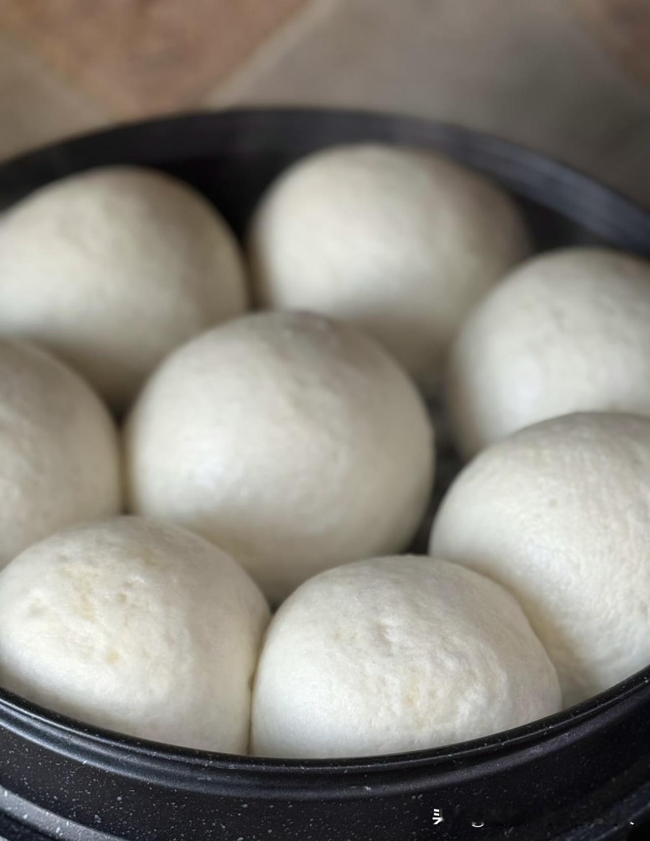 2000年那会儿，我舅妈不会蒸馒头，我妈每年过年都会自己买面粉，自己揉面、发面、