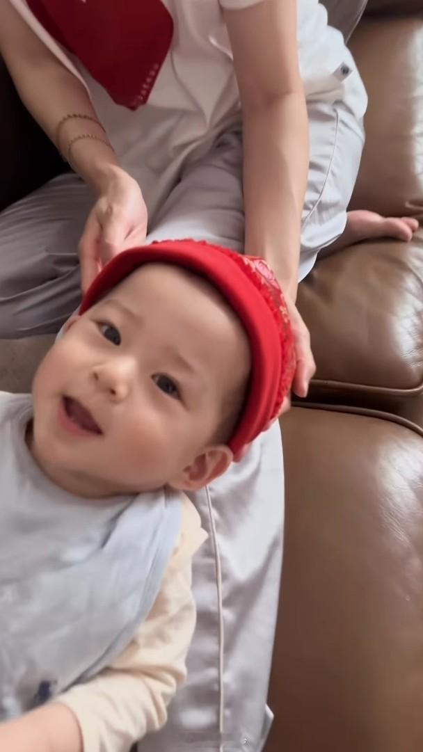 【On.cc】黃翠如蕭正楠拍片　偕「蕭哈哈」向大家拜年藝人蕭正楠與黃翠如的兒子「